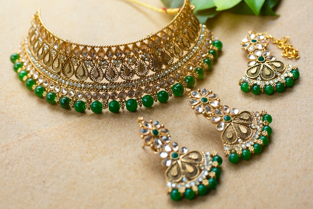 Green emerald necklace gold